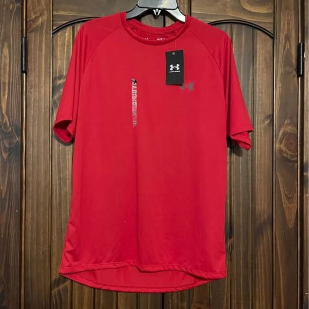 NWT Under Armour Medium Men’s Athletic Shirt Base Layer Performance Red